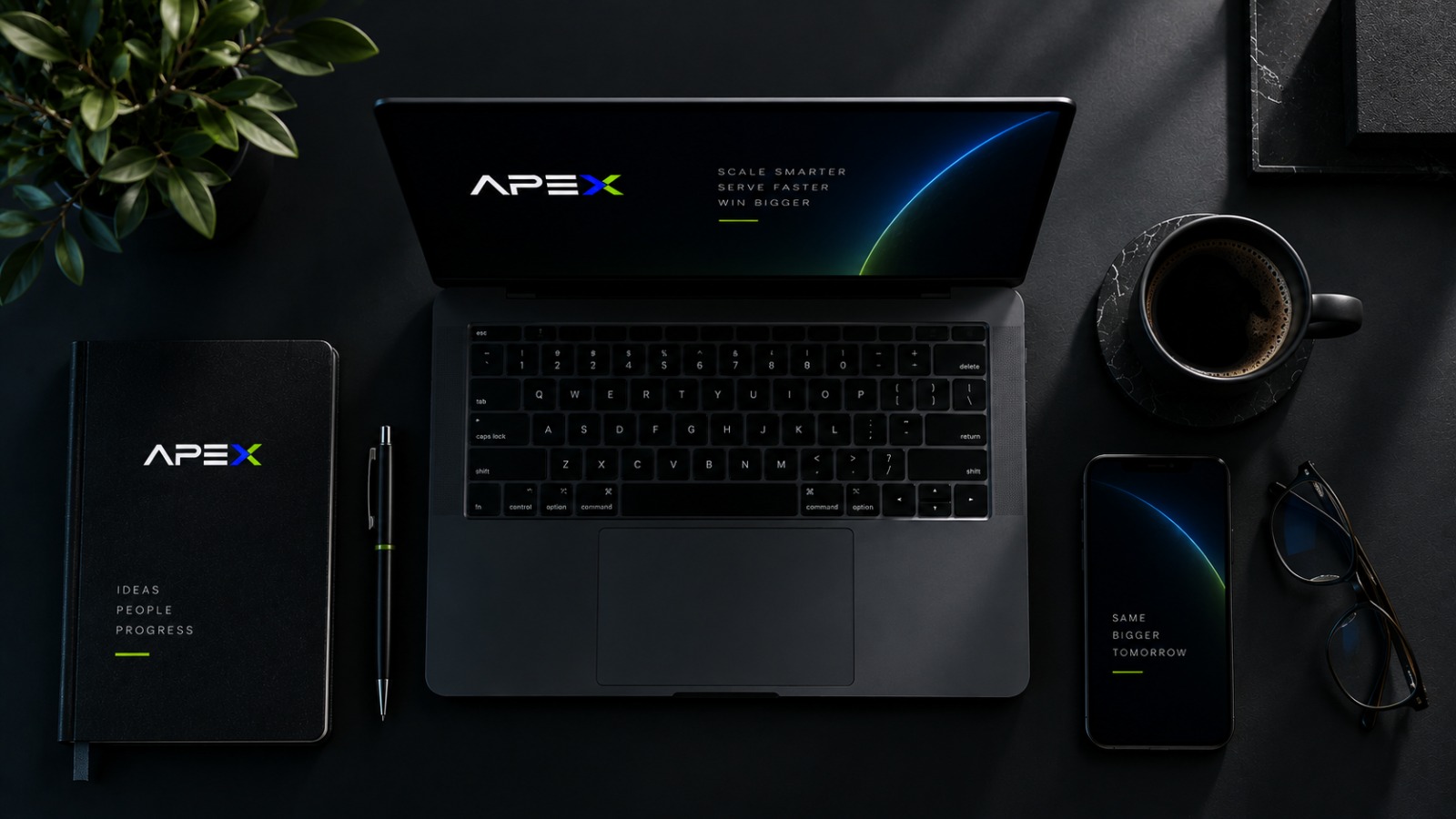 Γραφείο εργασίας της Apex με laptop, σημειωματάριο και smartphone